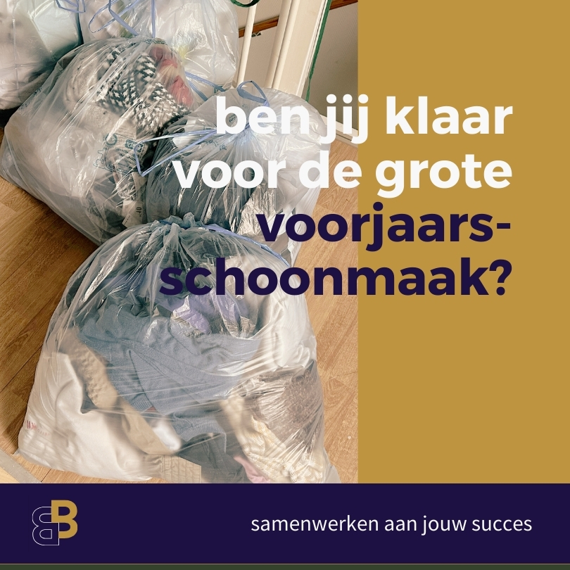 op deze foto zie je drie grote, doorzichtige vuilniszakken gevuld met diverse spullen, geplaatst op een houten vloer. De zakken bevatten een mix van voorwerpen, waaronder kleding en huishoudelijke artikelen. Er staat Nederlandse tekst in witte en paarse letters over de afbeelding, waarin wordt gevraagd of de kijker klaar is voor een grote voorjaarsschoonmaak. In de rechteronderhoek bevindt zich een zwart logo met twee in elkaar verstrengelde ‘B’-letters en extra Nederlandse tekst in het wit die vertaalt naar “samenwerken aan jouw succes”.