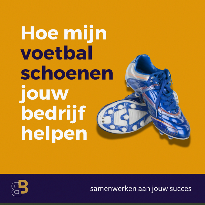 Afbeelding van blauwe voetbalschoenen tegen een gele achtergrond. Tekst op de afbeelding luidt: "Hoe mijn voetbalschoenen jouw bedrijf helpen" in grote, vetgedrukte letters. Onderaan de afbeelding staat in kleinere tekst: "samenwerken aan jouw succes." Links onderaan staat het logo van Bit Bizzy.